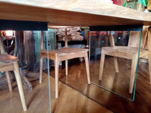 Tavolo con top in legno di teak con gamba in vetro 