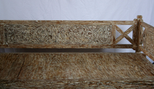 Day bed in legno di teak indonesiano con intagli floreali white wash