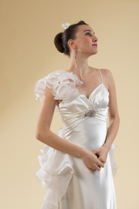 Abito sposa scivolato con spallina sottile color champagne., Favole