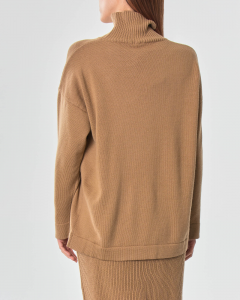 Maglia in pura lana vergine color cammello a coste con collo alto e spacchi laterali