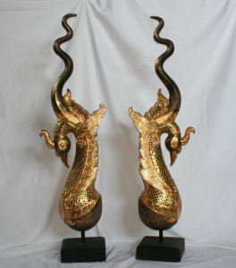 Garuda dorato intagliato in legno thailandese