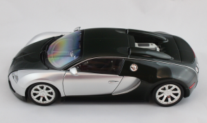 Bugatti Veyron L'Edition Centenaire 2009 Chrome Green 1/18 Minichamps