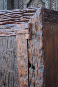 Credenza alta in legno di teak con anta e cassetti