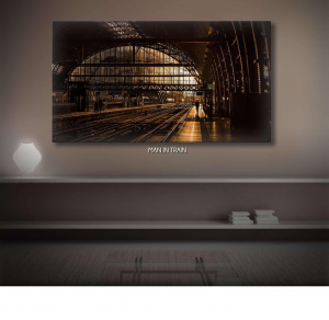 Man in Train - Stampa digitale su Plexiglass® di una stazione dei treni semideserta, misure 100x150 cm / 100x180 cm