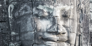  Stones - Stampa su tela con telaio in legno di un viso del tempio di Bayon (Cambogia), misure 200x240 (2 tele 100x240) / 300x240 (2 tele 150x240)