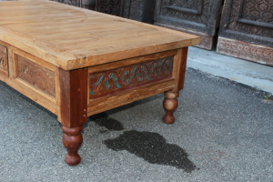 Tavolino in legno di teak intagliato
