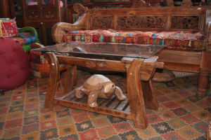 Tavolino Thai con base mangiatoia antica e gambe giogo aratri in teak #1295TH650