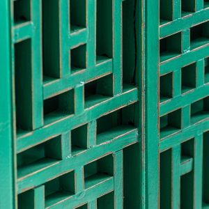 Jinan - Armadio a 4 ante con 3 cassetti, in legno di pino riciclato colore verde in stile orientale, dimensioni 110 x 50 x 190 cm.