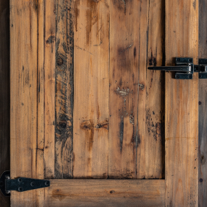 Loen - Armadio a 3 ante con cassetti in legno di pino riciclato e ferro colore nero naturale invecchiato in stile industriale, dimensioni 126 x 45 x 200 cm.