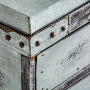 Oron - Porta tv con 4 cassetti, in legno di mango e acciaio color grigio in stile industrial, dimensioni 180 x 42 x 53 cm.