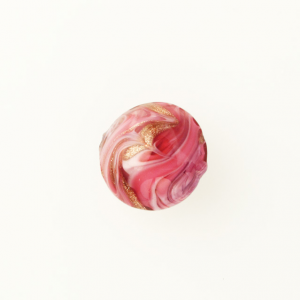 Perla di Murano schissa Fenicio Ø14. Vetro rubino e rosa e avventurina. Foro passante.