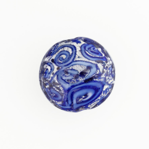 Perla di Murano schissa Medusa Ø30. Vetro blu , foglia argento e avventurina. Foro passante.