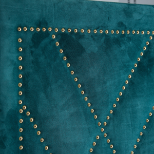 Staw - Testiera letto matrimoniale imbottita 190 cm, in velluto colore blu bondi in stile provenzale con borchie, dimensioni 190 x 6,5 x 150 cm.