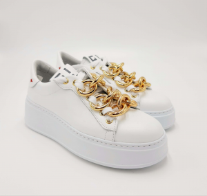 Sneakers bianche con catena oro GIO+