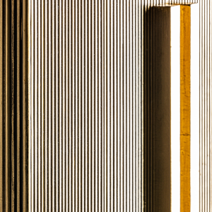 Valbruna - Armadio 2 ante in ottone con base in ferro color oro stile art deco, dimensioni 75 x 42 x 180 cm.