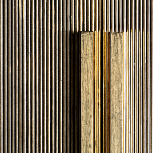 Valbruna - Armadio 2 ante in ottone con base in ferro color oro stile art deco, dimensioni 75 x 42 x 180 cm.