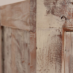 Lavik - Credenza 4 ante e 2 cassetti, in legno di pino colore bianco decapato stile shabby chic, dimensioni 220 x 45 x 90 cm.