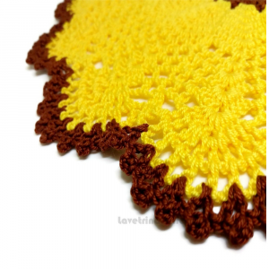Centrino rotondo giallo e marrone ad uncinetto ø 29 cm - Handmade in Italy