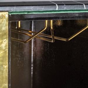 Bilcza - Bancone bar con un cassetto e appendibiccheri in acciaio con top in mamro, color oro stile art déco, dimensioni 116 x 41 x 105 cm.