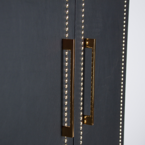 Salzburgo - Credenza bar 2 ante 2 cassetti e appendibicchieri, in acciaio e similpelle, color nero con borchie e oro stile vintage, dimensioni 80 x 38 x 158 cm.