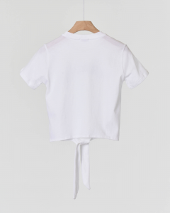 T-shirt bianca mezza manica annodata sul davanti e logo paillettes S-2XL