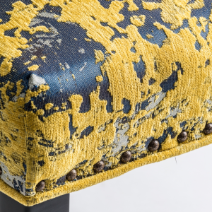 Dieppe - Sedia in tessuto con borchie e struttura in legno di pino, colore mostarda con schizzi vernice stile kitsh, dimensioni 54 x 58 x 95 cm.
