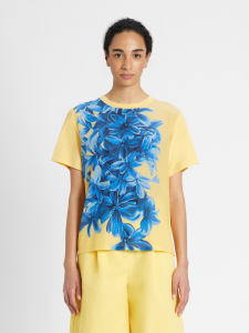 T-shirt gialla in cotone stretch con stampa floreale azzurra