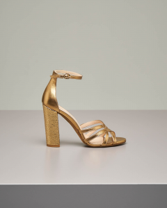 Sandalo intrecciato in pelle color oro con tacco alto effetto pitonato e tallone chiuso