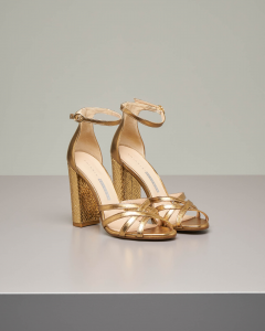 Sandalo intrecciato in pelle color oro con tacco alto effetto pitonato e tallone chiuso