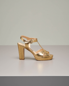 Sandalo plateau in pelle effetto pitonato color oro con tacco alto e fascette intrecciate