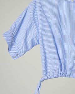 Camicia azzurra in cotone a righe bianche con maniche corte e doppia coulisse laterale 10-16 anni
