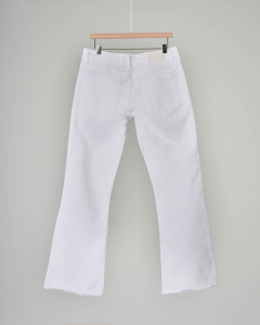 Jeans bianco con vita media e gamba a zampa sfrangiata 34-42