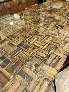 Cross - Tavolo con cristallo in legno massello, colore naturale in stile industrial, dimensione: cm 200 x 100 x 77 h