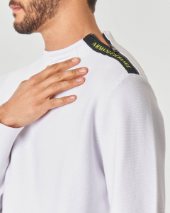 Maglia bianca in cotone con inserto porta logo e zip sulla spalla