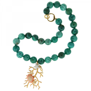 Collana in argento con sfere di agata verde, ramo di corallo e granchio