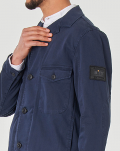 Giacca camicia blu in cotone stretch con tasche applicate e logo patch