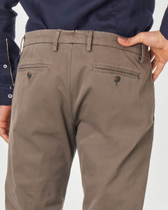 Pantalone chino marrone in tricotina di cotone stretch