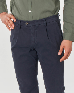 Pantalone chino blu in cotone stretch micro-armatura con una pinces
