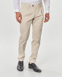 Pantalone chino beige in cotone stretch micro-armatura con una pinces