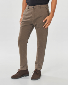 Pantalone chino marrone in tessuto diagonale di cotone stretch