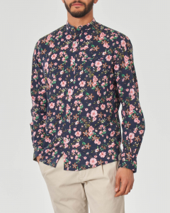 Camicia in mussola di cotone blu con fiori rosa e collo alla coreana e taschino