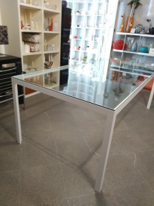Tavolo Fractal con piano in vetro trasparente e struttura alluminio bianco, Porro