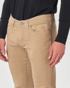 Pantalone cinque tasche beige in cotone micro-riga stretch con toppa