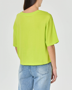 T-shirt over cropped color lime con scritta logo a borchie nere effetto lucido