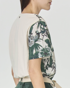 T-shirt in popeline di cotone color avorio con parte frontale stampata a fantasia foliage verde