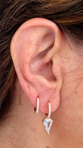 Eleganti orecchini a cerchio in argento 925 rosè con incassati zirconi bianchi