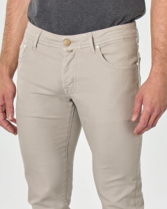 Pantalone cinque tasche beige in tessuto diagonale di cotone stretch