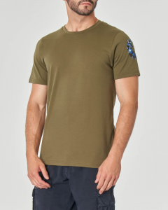 T-shirt verde militare mezza manica con logo bollo sulla manica