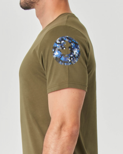T-shirt verde militare mezza manica con logo bollo sulla manica