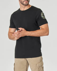 T-shirt nera mezza manica con logo bollo sulla manica